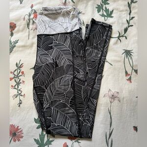 🔴DONATING SOON🔴 Black and White Leaf Print Women's Leggings